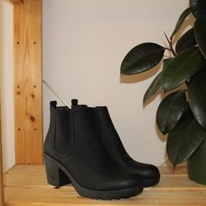 Chunky heel chelsea boots